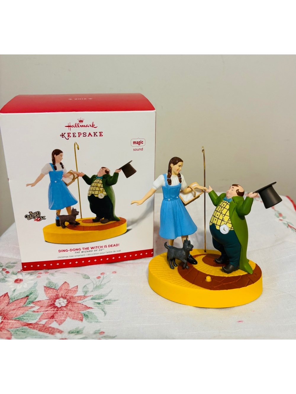 2015 New in Box 4” Hallmark Keepsake Wizard of Oz figurine with box